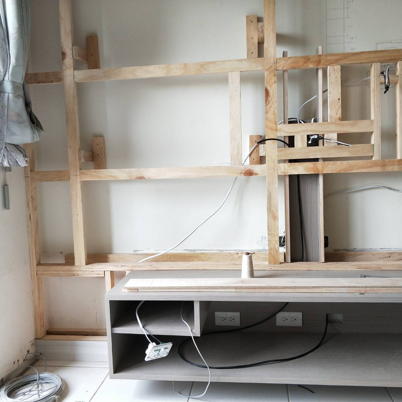 民豐室內裝修-四川路林先生-電視牆-電視牆施工的第一步是建立堅固的框架結構。我們採用優質木料作為骨架材料，根據設計圖精確裁切與組裝