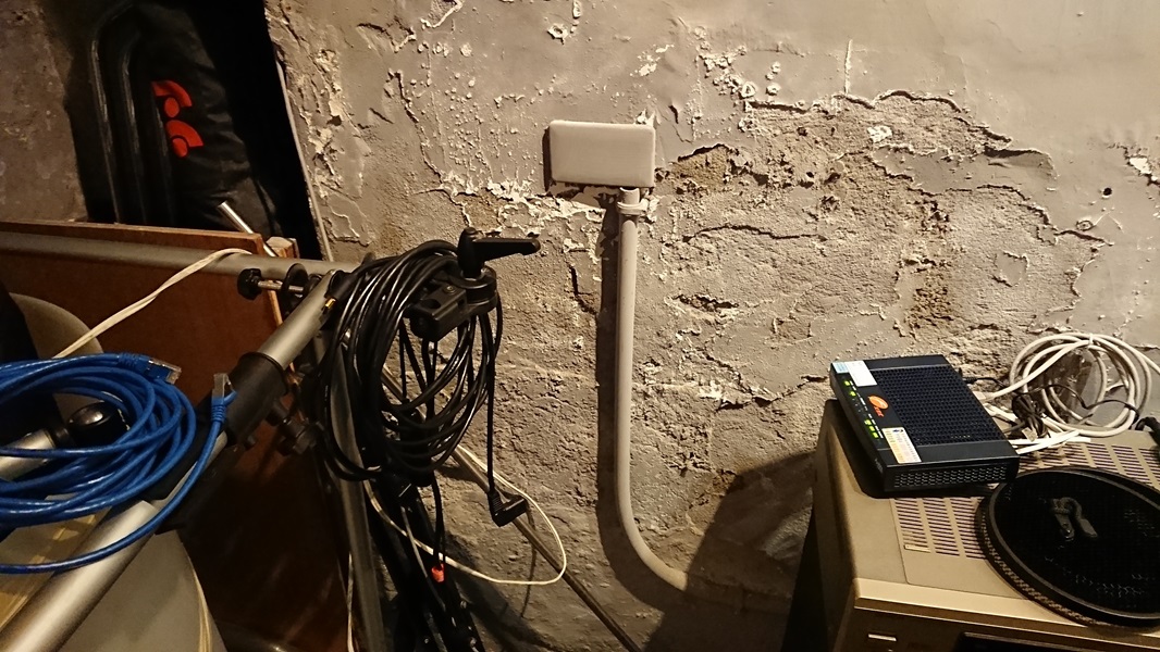 民豐室內裝修-昌吉街祁先生-綜合工程(水電、木工)-專業團隊首先對室內漏水牆面進行全面評估，並檢查電腦機房通風情況。我們確認牆面水泥剝落的嚴重程度與範圍，同時評估機房內部溫度與空氣循環需求