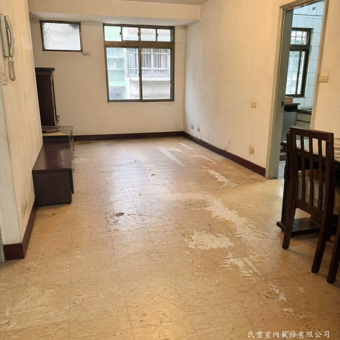 民豐室內裝修-超耐磨木地板-原有地板老舊破損嚴重，表面大面積剝落翹曲，嚴重影響居家美觀與使用安全。民豐師傅到場勘查，評估需全室拆除重鋪，確認施工方案