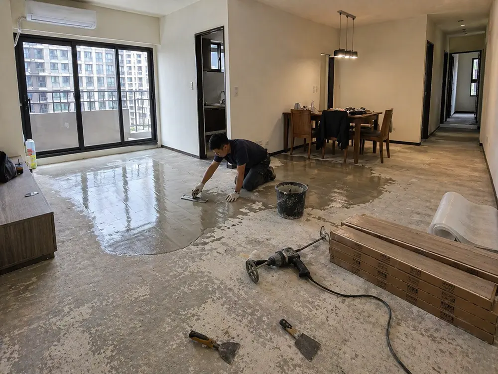 民豐室內裝修-超耐磨木地板-舊地板拆除後以批土整平坑洞落差，確保水平誤差達到施工標準。底層夠平整，超耐磨地板才能緊密貼合不易翹起，是整個工程最關鍵的基礎步驟