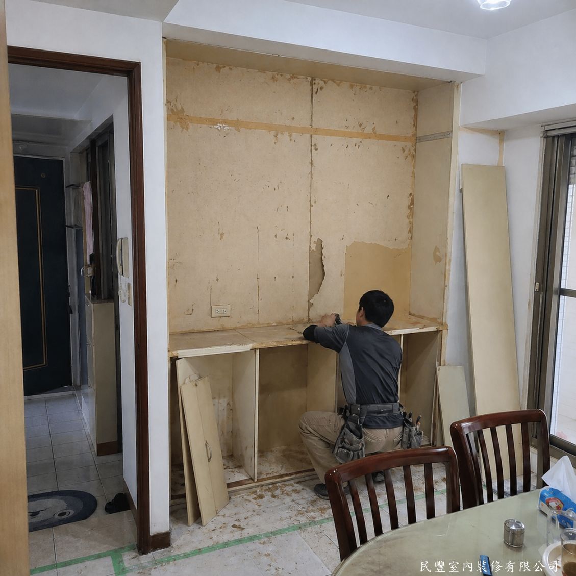 民豐室內裝修-餐廳收納櫃訂製翻新-師傅將舊有餐廳收納櫃全面拆除，清理牆面殘留黏著物，為後續重新放樣及骨架施工準備乾淨平整的作業空間
