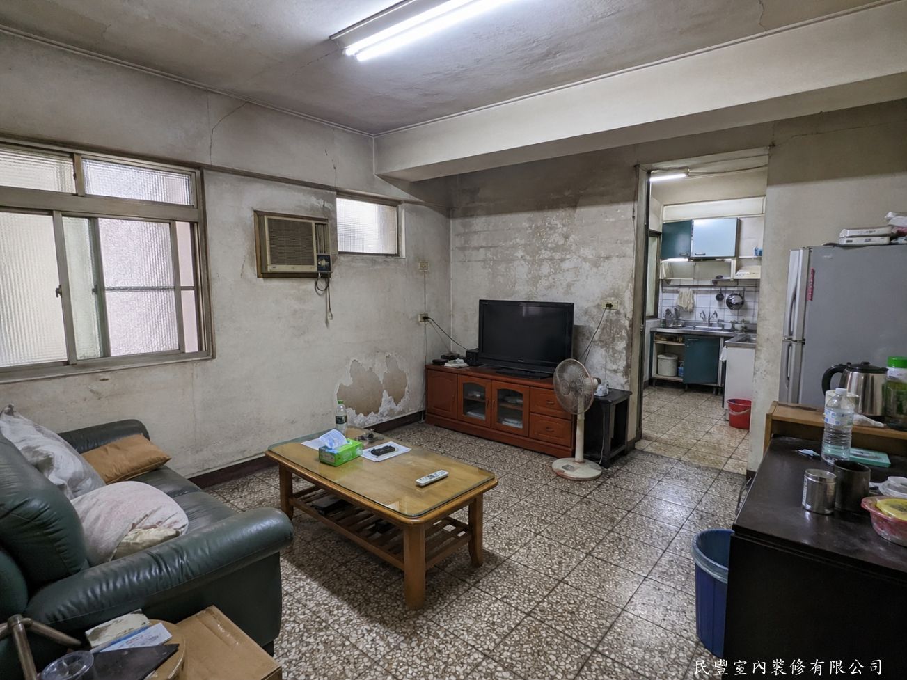 民豐室內裝修-客廳水電木作油漆地板暨廚浴翻新-客廳壁面嚴重汙損剝落、磁磚地板老舊，天花板無任何照明規劃，整體空間昏暗老舊。民豐師傅評估後確認進行全面翻新