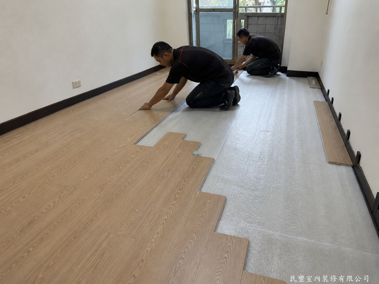 民豐室內裝修-超耐磨木地板浮鋪翻新-兩位師傅分工同步進行超耐磨木地板拼接，浮鋪工法不需打釘上膠，拼接快速整潔，地板接縫均勻緊密，整體鋪設效率高