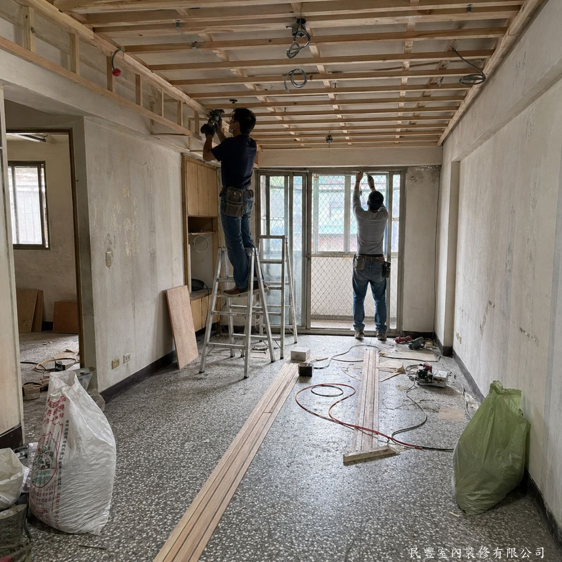 民豐室內裝修-客廳水電木作油漆地板暨浴室翻新-兩位師傅同步施作天花板木角料骨架，預留嵌燈及間接燈帶槽位，骨架水平垂直精準，為後續封板作業奠定結構基礎
