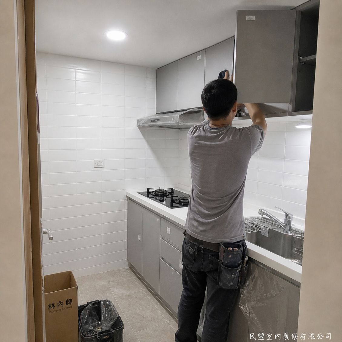 民豐室內裝修-衛浴翻新工程-廚房同步進行設備升級，安裝新式系統廚具、抽油煙機及爐具，操作動線流暢規劃合理，打造乾淨整潔的烹飪空間，讓廚房使用更加便利高效舒適