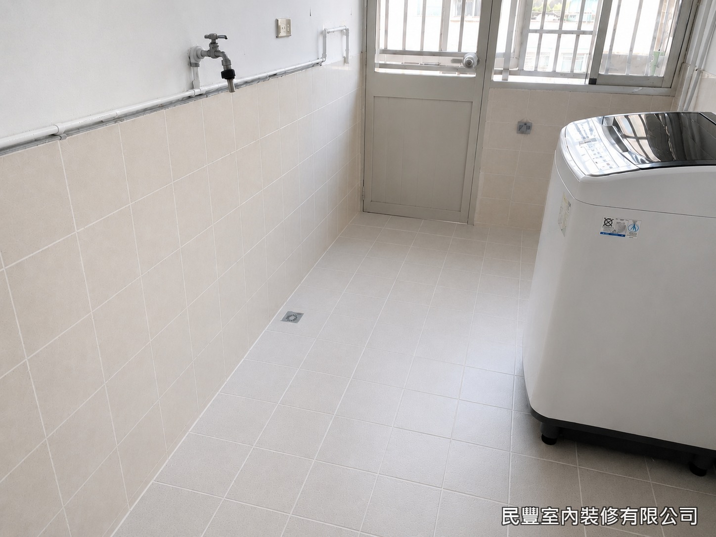 民豐室內裝修-磁磚美縫劑處理-美縫劑填入後趁未乾前以刮刀進行整平收邊，去除多餘材料，使縫面呈現平整光滑的弧面，並用海綿擦拭磁磚面保持清潔