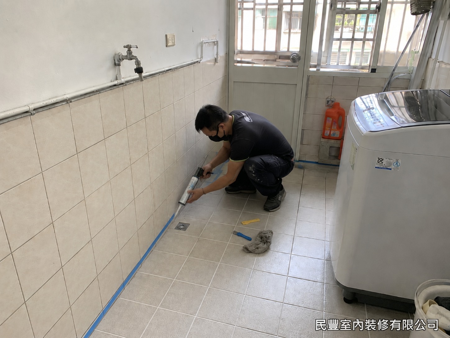 民豐室內裝修-磁磚美縫劑處理-以毛刷與清潔劑深度清潔每道磁磚縫隙，去除油脂與粉塵殘留，確保縫內完全乾燥，提升美縫劑與磁磚的結合力及耐久性