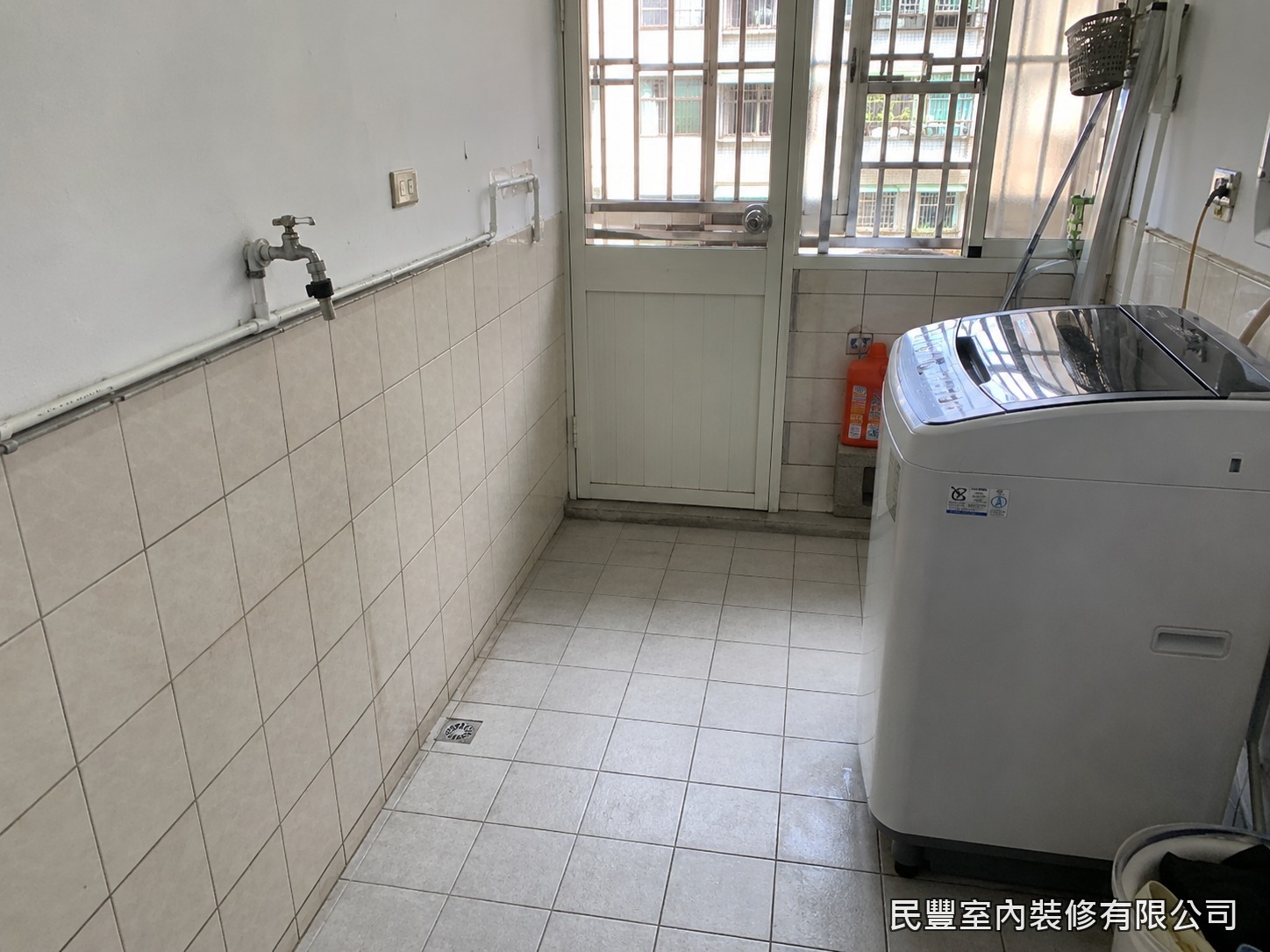 民豐室內裝修-磁磚美縫劑處理-洗衣陽台地面與壁面磁磚縫歷經多年使用，出現老化泛黃、黑縫及污漬問題，屋主希望透過美縫劑處理恢復整潔感，提升空間整體質感與防水效果