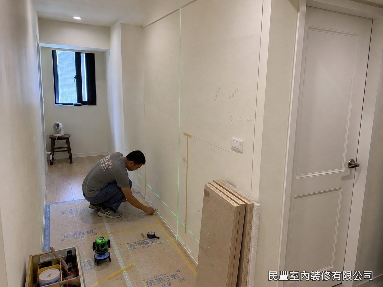 民豐室內裝修-臥室衣櫃-系統板材進場後依序組裝側板、背板及底板，以水平儀確認垂直水平精度，每道接縫以專用五金確實鎖固，確保衣櫃結構穩固耐用