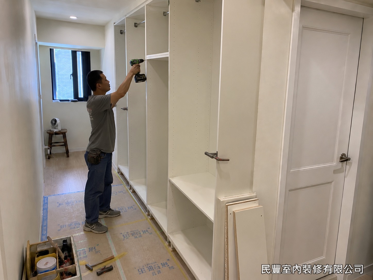 民豐室內裝修-臥室衣櫃-師傅依業主需求至現場精確丈量牆面尺寸，確認衣櫃高度、深度及開門方向，確保系統板材訂製尺寸準確，施工前充分規劃各收納格局