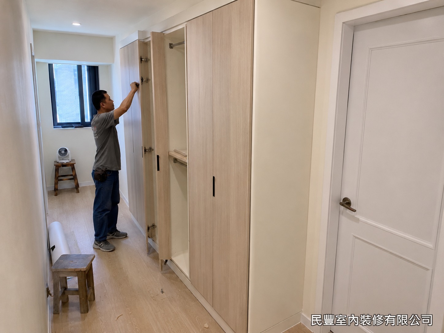 民豐室內裝修-臥室衣櫃-依收納需求安裝活動層板及固定隔板，門片對齊後調整鉸鏈使每扇門開合順暢，縫隙均一，黑色長型把手提升整體視覺質感