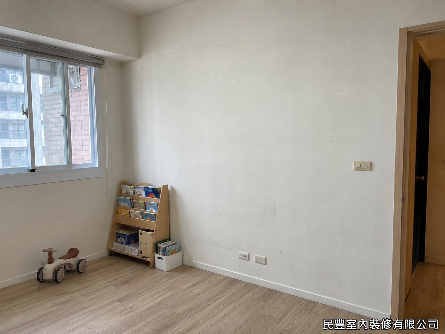 民豐室內裝修-兒童房彩色牆-兒童房牆面為素白色，歲月使用後出現些許斑駁，業主希望為孩子打造充滿活力的個性空間，委託民豐室內裝修設計並施作特色彩色牆，讓兒童房空間煥然一新