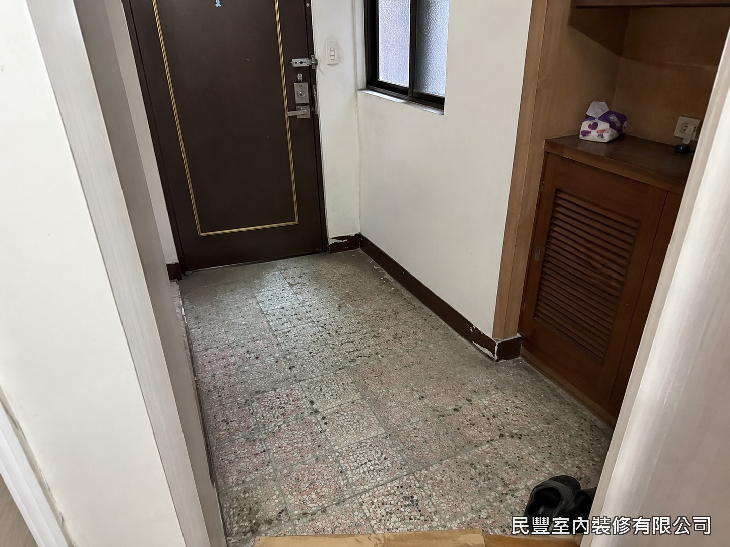 民豐室內裝修-SPC平鋪地板-玄關原況為老舊花紋地磚,表面高低差與縫隙藏污納垢,業主希望不大興土木快速翻新,委託民豐室內裝修以SPC平鋪工法處理