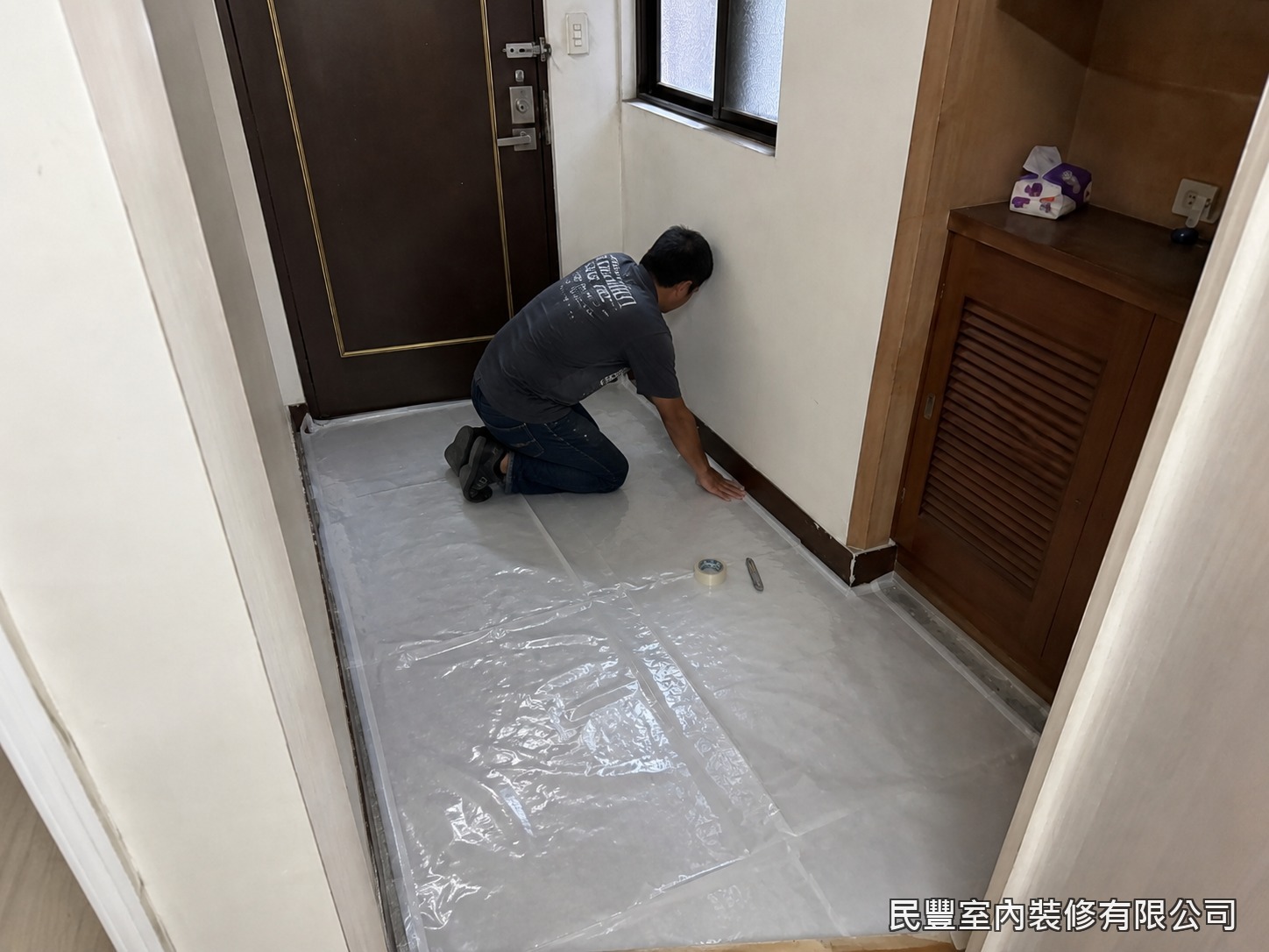 民豐室內裝修-SPC平鋪地板-待水泥乾燥後滿鋪防潮墊,阻隔地面濕氣上返,同時提升踩踏靜音效果,延長地板使用壽命