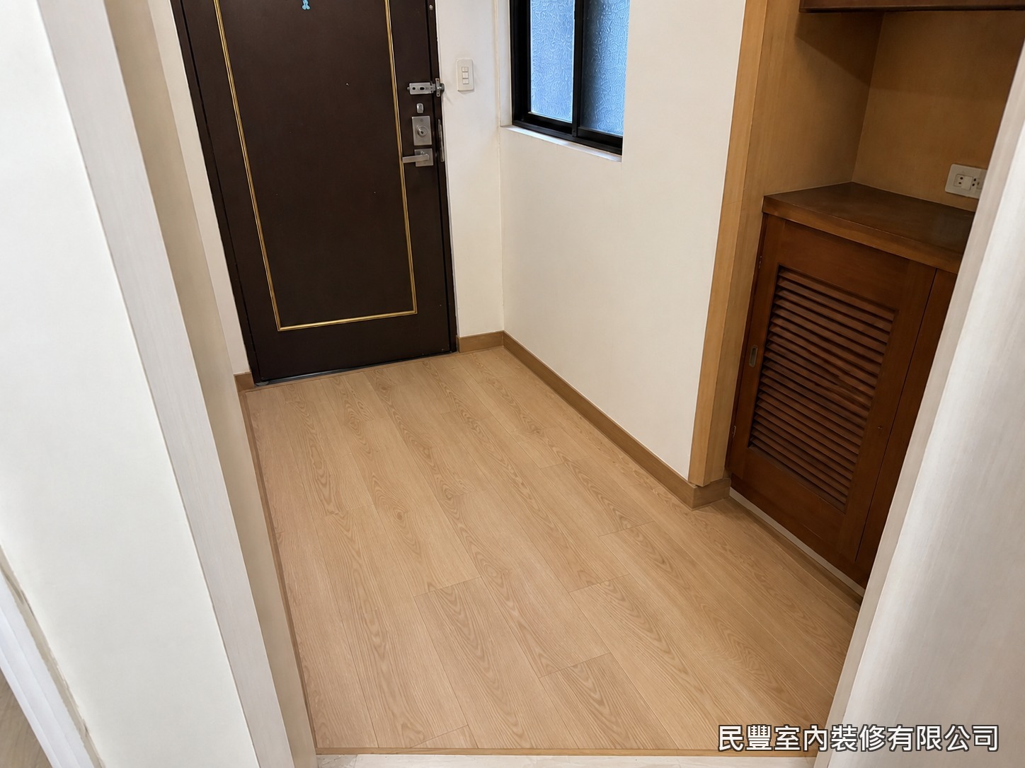 民豐室內裝修-SPC平鋪地板-完工後玄關木紋地坪溫潤明亮,耐磨防水好清潔,與深色門片相互襯托,民豐室內裝修快速交付質感入門空間