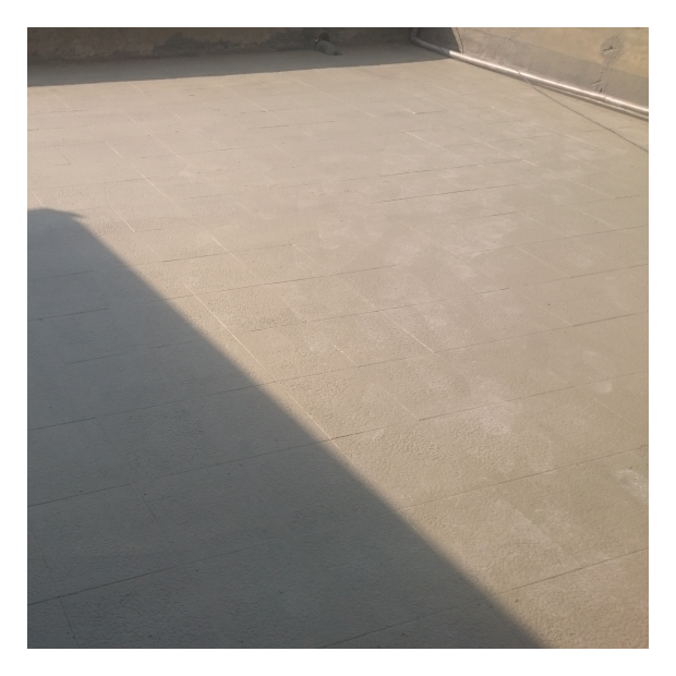 信義路呂先生-防水排水工程-防水工程採用多層次施工技術，首先在樓頂鋪設一層土膏，確保地面粉層與土膏完全密合