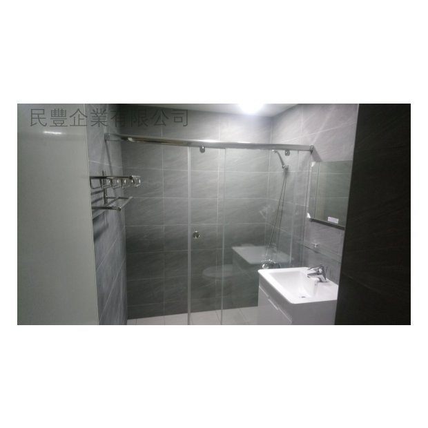 國光路林先生-浴室工程-牆面磁磚施工完成後，我們進行地面磁磚的鋪貼工作。地面磁磚選用防滑性能良好的材質，並確保鋪貼時的坡度適中，讓水流能順利流向排水口