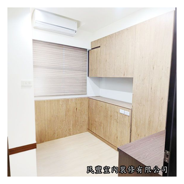 工廠製家俱、衣櫃、櫥櫃之五-我們專業打造各式辦公與家用桌椅，從實用的工作桌到精緻的餐桌，從舒適的辦公椅到優雅的餐椅，每一件作品都兼具美觀與舒適度