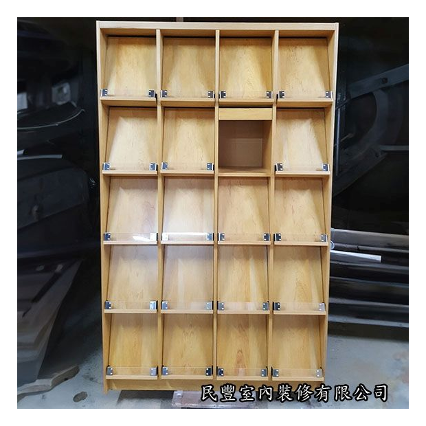工廠-客製化家俱-書報框製作-民豐工程三峽分公司專為圖書館客戶打造的期刊展示架，採用優質木材與先進工藝精心製作。每個展示格都經過精確測量與切割，確保尺寸一致且符合各類期刊的標準尺寸