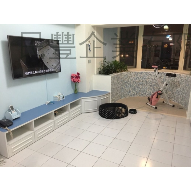 工廠-客製化家俱1-這款圓桌作品展現了我們在精細木工領域的專業技藝。桌面採用優質實木，表面處理平滑細緻，呈現出優雅的自然木紋。桌腳設計結合美觀與穩固性，整體比例協調完美