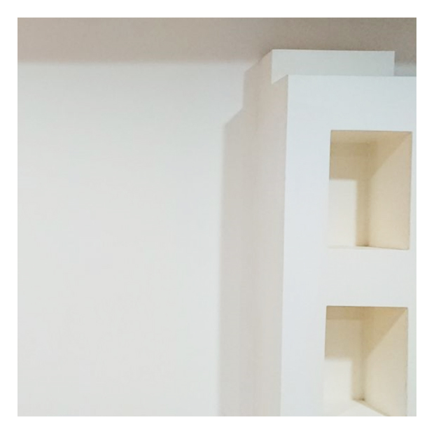 內湖路李小姐-拆除修補工程-拆除工作由我們的專業團隊小心執行，確保不損傷牆面結構。拆除完成後，我們發現牆面有多處因書櫃固定所留下的痕跡和孔洞