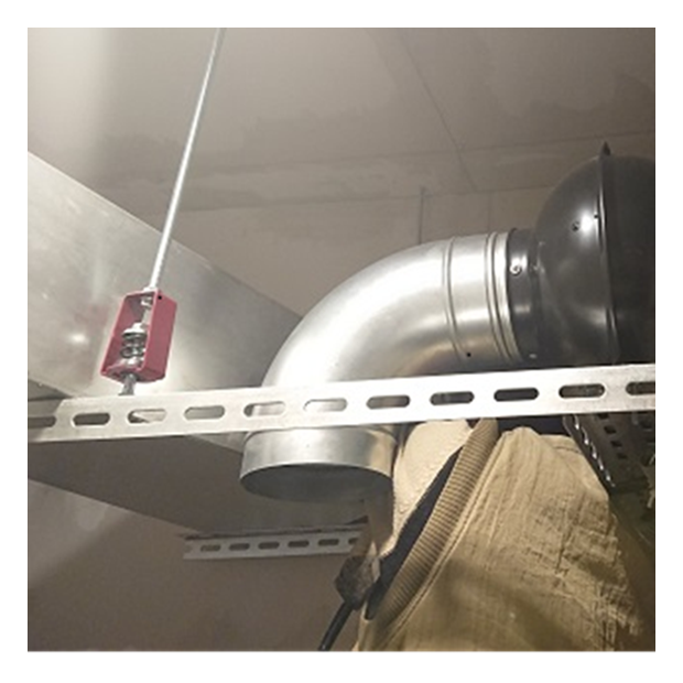 昌吉街祁先生-綜合工程(水電、木工)-完工實景，針對電腦機房的特殊需求，我們設計並安裝了專業的通風系統。首先架設穩固的風管支架與壁震懸吊系統，確保風管運行穩定無噪音