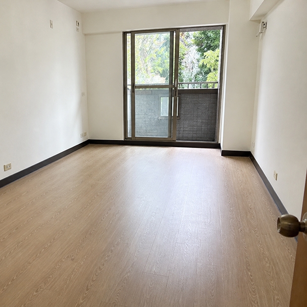 超耐磨木地板浮鋪翻新-完工實景，全室超耐磨木地板浮鋪完工！木紋溫潤自然，空間明亮舒適，與深色踢腳板搭配俐落有型，整體居住質感大幅提升，業主驗收非常滿意