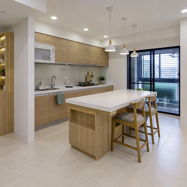 廚房木作中島餐桌訂製施作-完工實景，廚房木作中島餐桌全面完工！木紋中島搭配白色人造石檯面，色調溫潤素雅；三盞北歐風吊燈垂掛其上，光線柔和；三張木質吧台椅圍坐一側，整體質感溫馨自然，兼具料