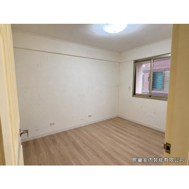 全室牆面刷漆-進場前詳細檢視屋況：全室牆面多處斑駁髒污，舊漆面起泡剝落、批土層鬆動，已不適合直接覆蓋新漆。團隊現場評估後規劃完整翻新工序，從基底處理做起，確保新漆面持久美觀