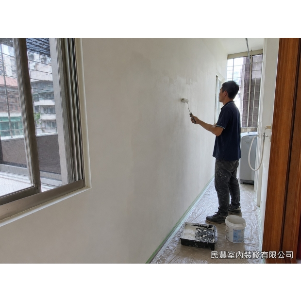 局部壁面補漆-批土研磨後以滾筒均勻塗佈乳膠漆，兩道施作遮蓋力佳，牆面色澤均勻飽和