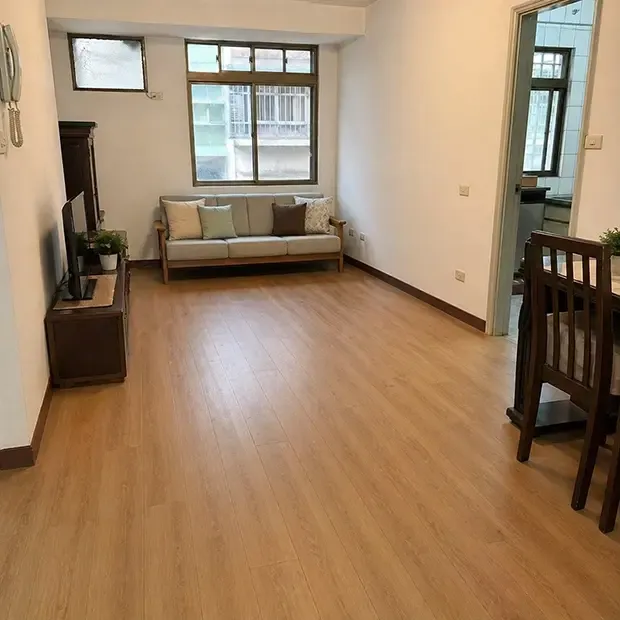 超耐磨木地板-原有地板老舊破損嚴重，表面大面積剝落翹曲，嚴重影響居家美觀與使用安全。民豐師傅到場勘查，評估需全室拆除重鋪，確認施工方案