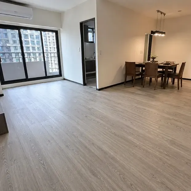 超耐磨木地板-完工實景，全室超耐磨木地板完工，淺色木紋讓客廳、餐廳更寬敞明亮。業主林先生表示成果超出預期，對民豐施工品質相當滿意，整體居家氛圍煥然一新！