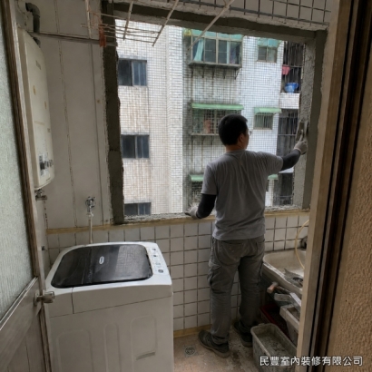 氣密窗-拆除原有老舊窗框,並確認牆面閒置冷氣孔位置與周邊結構狀況,清理鬆動水泥與雜物,規劃封補與新窗安裝範圍 氣密窗-拆除原有老舊窗框,並確認牆面閒置冷氣孔位置與周邊結構狀況,清理鬆動水泥與雜物,規劃封補與新窗安裝範圍