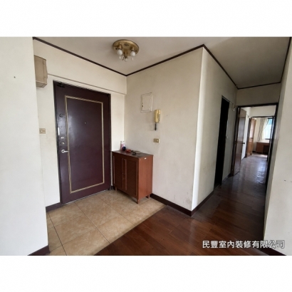全室系統傢具裝修-施工前詳細記錄原始屋況,玄關磁磚老舊、木地板陳舊,燈具設備均已使用多年 全室系統傢具裝修-施工前詳細記錄原始屋況,玄關磁磚老舊、木地板陳舊,燈具設備均已使用多年