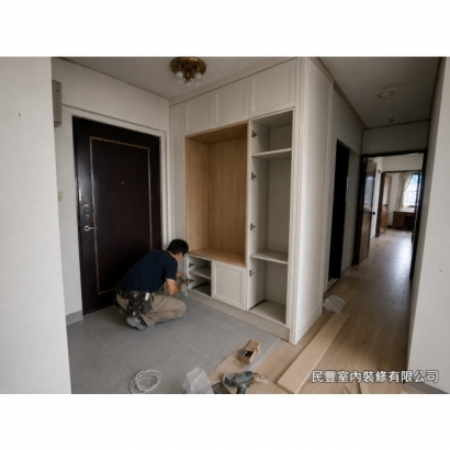 全室系統傢具裝修-系統板材依現場尺寸精確裁切後組立,師傅仔細安裝玄關收納牆系統櫃骨架,展現現代簡約風格,木紋色調與白色外框完美搭配 全室系統傢具裝修-系統板材依現場尺寸精確裁切後組立,師傅仔細安裝玄關收納牆系統櫃骨架,展現現代簡約風格,木紋色調與白色外框完美搭配