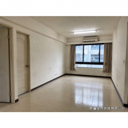 全室翻新整合施工-施工前完整記錄老屋現況,舊式磁磚地板、老舊天花板燈具及原裝分離式冷氣,各項設備已使用多年老化,整體格局陰暗 全室翻新整合施工-施工前完整記錄老屋現況,舊式磁磚地板、老舊天花板燈具及原裝分離式冷氣,各項設備已使用多年老化,整體格局陰暗