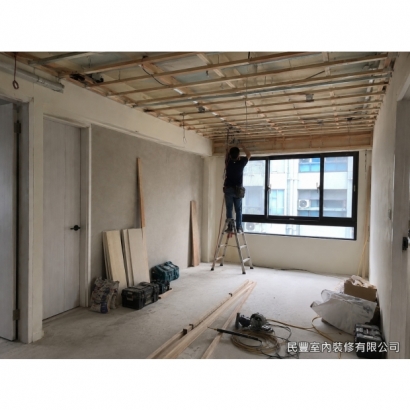 全室翻新整合施工-水電師傅在打除後的裸牆全面重新配管,電源迴路、燈具線路、插座預留均依新配置施作,導管固定牢靠,所有管路依規範走線,確保日後用電安全無虞 全室翻新整合施工-水電師傅在打除後的裸牆全面重新配管,電源迴路、燈具線路、插座預留均依新配置施作,導管固定牢靠,所有管路依規範走線,確保日後用電安全無虞
