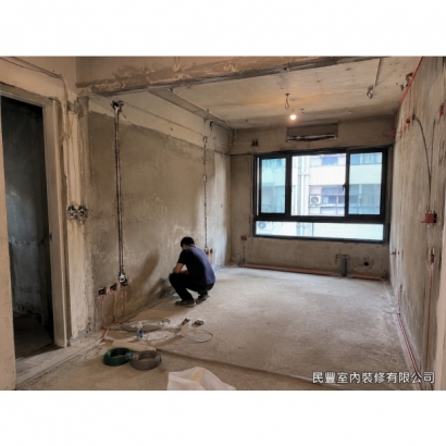 全室翻新整合施工-兩名師傅協力使用電動鑿除機全面打除舊磁磚,地面碎磚裝袋有序清運,打除後地面平整清潔,為後續新地板鋪設及重新粉光打底做好充分準備 全室翻新整合施工-兩名師傅協力使用電動鑿除機全面打除舊磁磚,地面碎磚裝袋有序清運,打除後地面平整清潔,為後續新地板鋪設及重新粉光打底做好充分準備