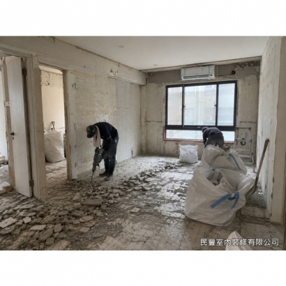 全室翻新整合施工-客廳翻新完工,全新電視主牆以木皮板鋪貼,搭配木地板與新式冷氣,燈光明亮均勻,窗簾配置完善。整體風格現代簡約,業主擺入沙發後空間舒適宜人,整體翻新成果令人滿意 全室翻新整合施工-客廳翻新完工,全新電視主牆以木皮板鋪貼,搭配木地板與新式冷氣,燈光明亮均勻,窗簾配置完善。整體風格現代簡約,業主擺入沙發後空間舒適宜人,整體翻新成果令人滿意