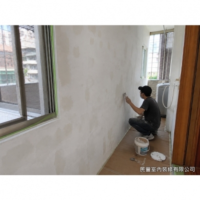 局部壁面補漆-先鏟除鬆脫漆膜並批土整平，門窗以膠帶遮蔽保護，確保面層平整、交界乾淨俐落
