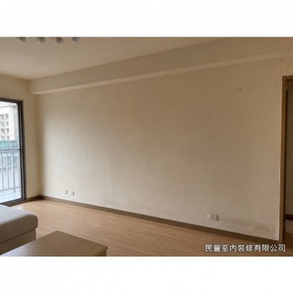 客廳牆面批土刮除-客廳牆面原況漆膜老化泛黃,局部起泡剝落,敲擊有空鼓聲,業主委託民豐室內裝修進行批土刮除翻新 客廳牆面批土刮除-客廳牆面原況漆膜老化泛黃,局部起泡剝落,敲擊有空鼓聲,業主委託民豐室內裝修進行批土刮除翻新