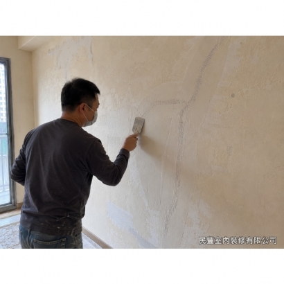 客廳牆面批土刮除-刮除後檢視牆體裂縫,以補土細心填補並加強處理,避免日後面層再度龜裂 客廳牆面批土刮除-刮除後檢視牆體裂縫,以補土細心填補並加強處理,避免日後面層再度龜裂