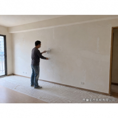 客廳牆面批土刮除-批土乾燥後細緻研磨收面,燈照檢查無波浪陰影,牆面平整緊實 客廳牆面批土刮除-批土乾燥後細緻研磨收面,燈照檢查無波浪陰影,牆面平整緊實