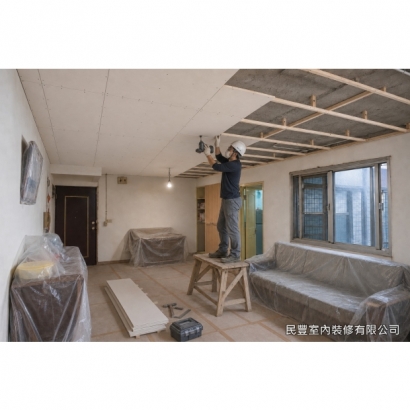 天花板-選用6mm矽酸鈣板,以螺絲固定於角材骨架,板縫預留待批土處理,封板面平整、螺絲孔規律排列 天花板-選用6mm矽酸鈣板,以螺絲固定於角材骨架,板縫預留待批土處理,封板面平整、螺絲孔規律排列